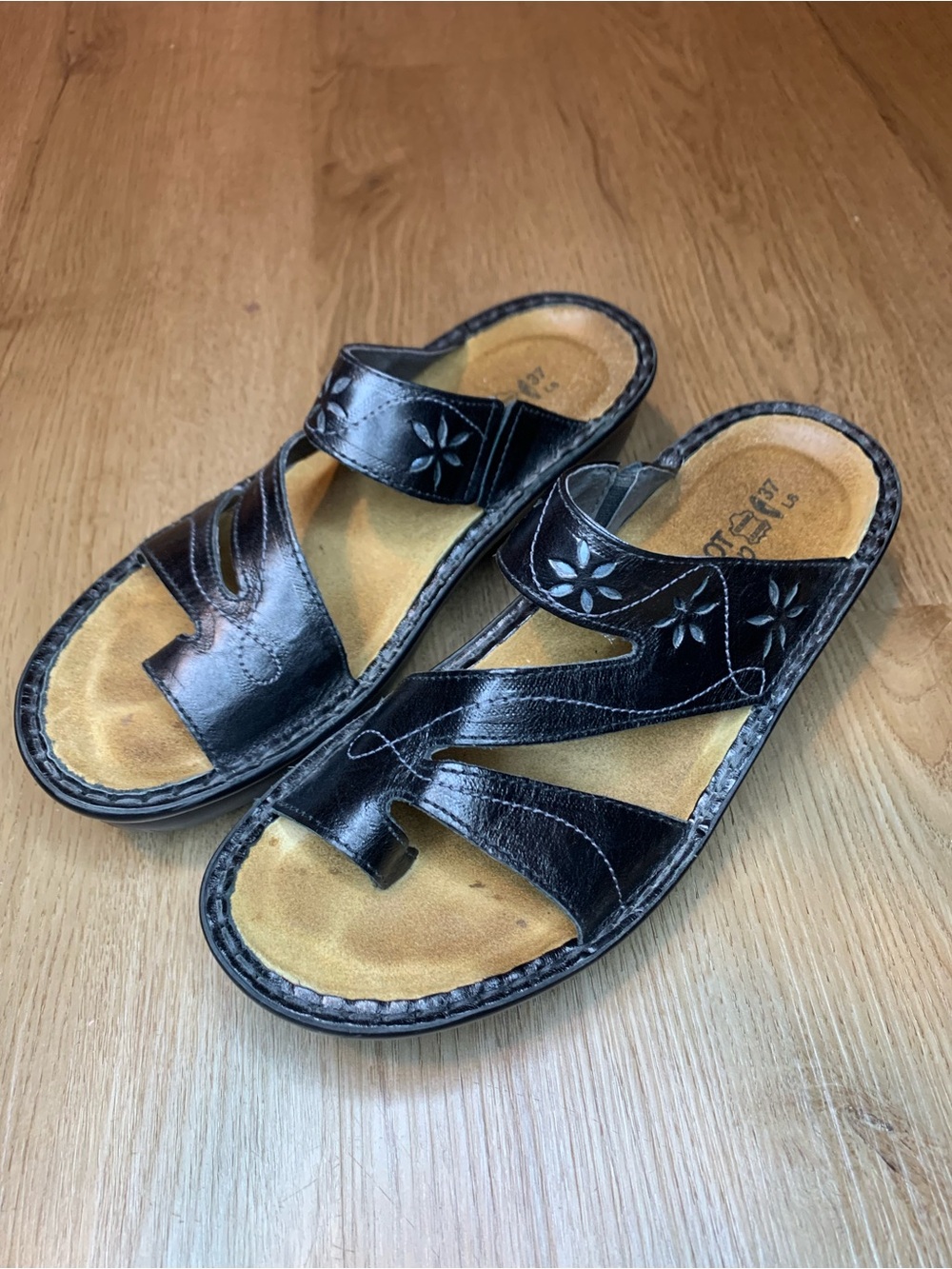 Naot Montery Black Leather Slide floral Cutout Slip on Sandal Toe Loop size 37
